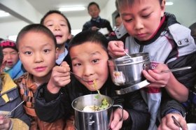 湖南教育廳官員:3元營(yíng)養補學(xué)生只吃到2.25元