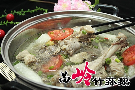 【舜泰火鍋】苗嶺竹蓀鵝本店所用大鵝均為笨鵝，湯鮮味美，其肉肥而不膩，香氣撲鼻。